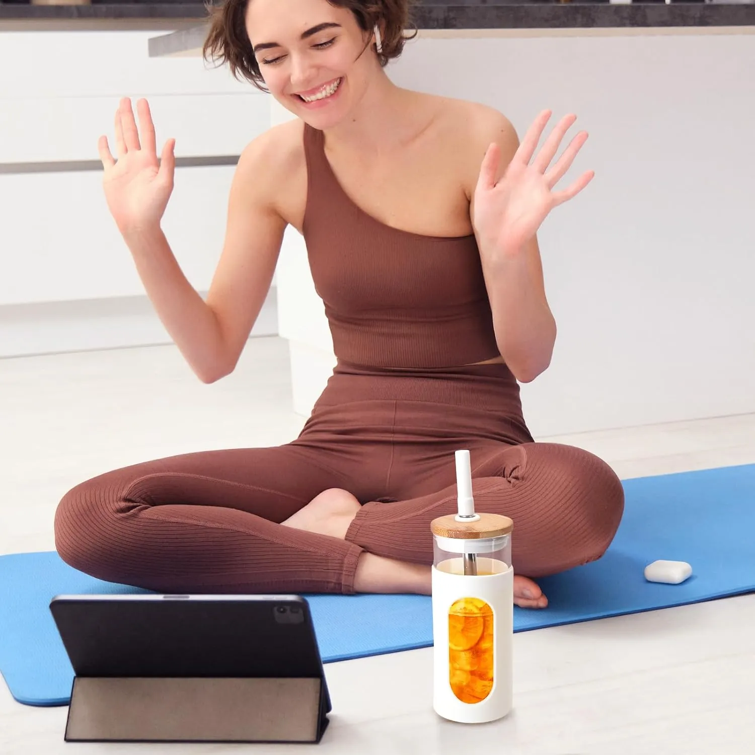 Tronco 22 oz Glass Tumbler with Lid & Straw, Iced Coffee Cup & Smoothie Cup| BPA-Free, Spill Proof, Reusable Glass Cups with Bamboo Lids and Silicone Sleeve, Dishwasher Safe（Amber/White 2 Count